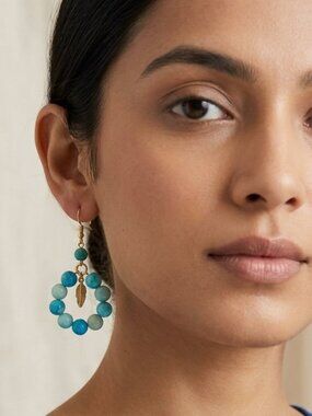 Dyed Howlite Gemstone Circle Feather Pierced Earrings